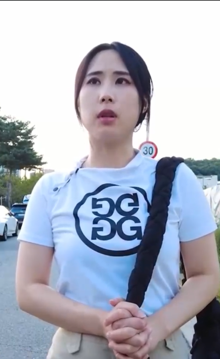 湿漉漉的女孩的高尔夫课程封面图